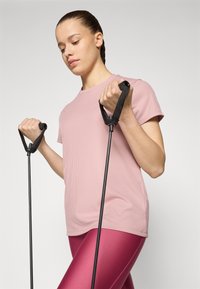 Under Armour Osnovna majica kratkih rukava - tourmaline pink/white