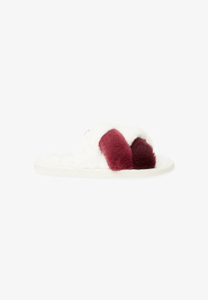 Chaussons blancs doublés de fourrure avec des accents en peluche bordeaux, une semelle plate et un design à bout ouvert, adaptés à une utilisation intérieure.