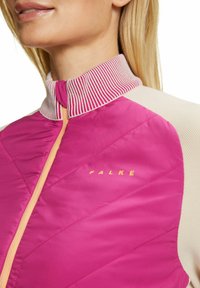 FALKE-Jacke in Pink und Creme, mit gesteppter Optik, geripptem Kragen und dezentem Branding. Das Material wirkt glatt mit einem leichten Glanz.