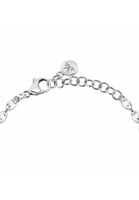Bracciale in argento con maglie ovali, chiusura a moschettone e charm rotondo con design a foglia, con una finitura lucida.