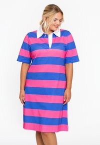 Gestreepte polojurk met opvallende roze en blauwe horizontale strepen, korte mouwen en een witte kraag met een kleine opening bij de hals.