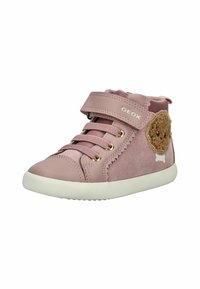 Fialové vysoké tenisky vyrobené z kůže a textilu, s akcentem z umělé kožešiny lva, suchým zipem a bílou gumovou podešví.