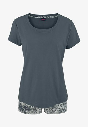 Camiseta de manga corta gris oscuro con escote redondeado, combinada con pantalones cortos estampados con un diseño floral en tonos de gris y blanco.
