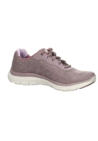 Zapatilla deportiva texturizada en lavanda con suela gris claro, que presenta líneas curvas y un upper liso. Cintas y cuello acolchado para mayor comodidad.