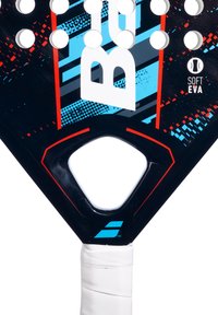 Sort paddle med en tekstureret overflade, prydet med et blåt og rødt grafisk design, flere perforeringer og et hvidt indhyllet håndtag.