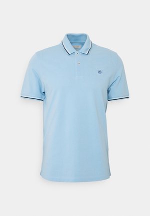 Polo bleu clair à manches courtes avec patte à deux boutons, col et bords des manches rayés bleu marine et blanc, et petit logo sur la poitrine.