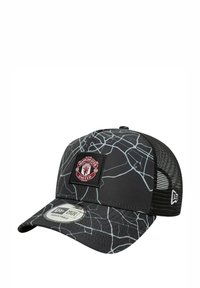 Baseballcap mit einem schwarz-grauen, rissigen Muster, Mesh-Rücken, verstellbarem Riemen und einem roten Manchester United-Logopatch auf der Vorderseite.