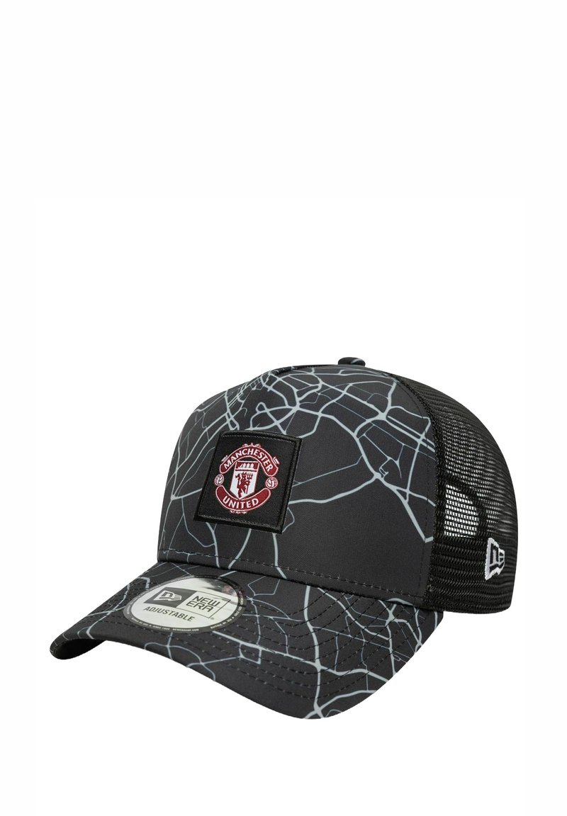 Baseballcap mit einem schwarz-grauen, rissigen Muster, Mesh-Rücken, verstellbarem Riemen und einem roten Manchester United-Logopatch auf der Vorderseite.