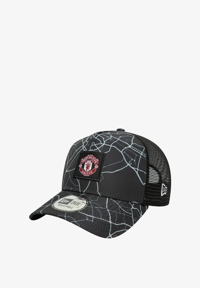 Baseballcap mit einem schwarz-grauen, rissigen Muster, Mesh-Rücken, verstellbarem Riemen und einem roten Manchester United-Logopatch auf der Vorderseite.