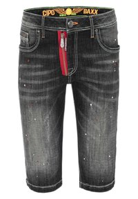 Schwarze Denim-Shorts mit knielangem Schnitt, ausgestattet mit einem roten Reißverschluss, weißem und rotem Farbspritzern, kontrastierenden Nähten und einem Fünf-Taschen-Design.