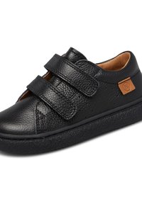 Sneaker in pelle nera con due cinturini in velcro, superficie texturizzata e un inserto marrone. Suola in gomma nera spessa con piccole perforazioni.