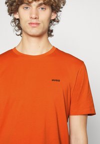 HUGO DERO - T-shirt básica - dark orange