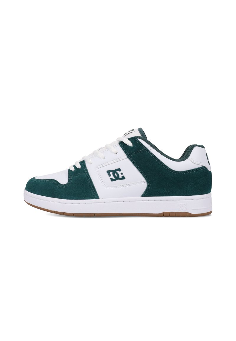 Zelené a biele tenisky z semišu a kože, s gumovou podrážkou, okrúhlou špičkou a šnurovaním vpredu. Logo DC zobrazené na boku.
