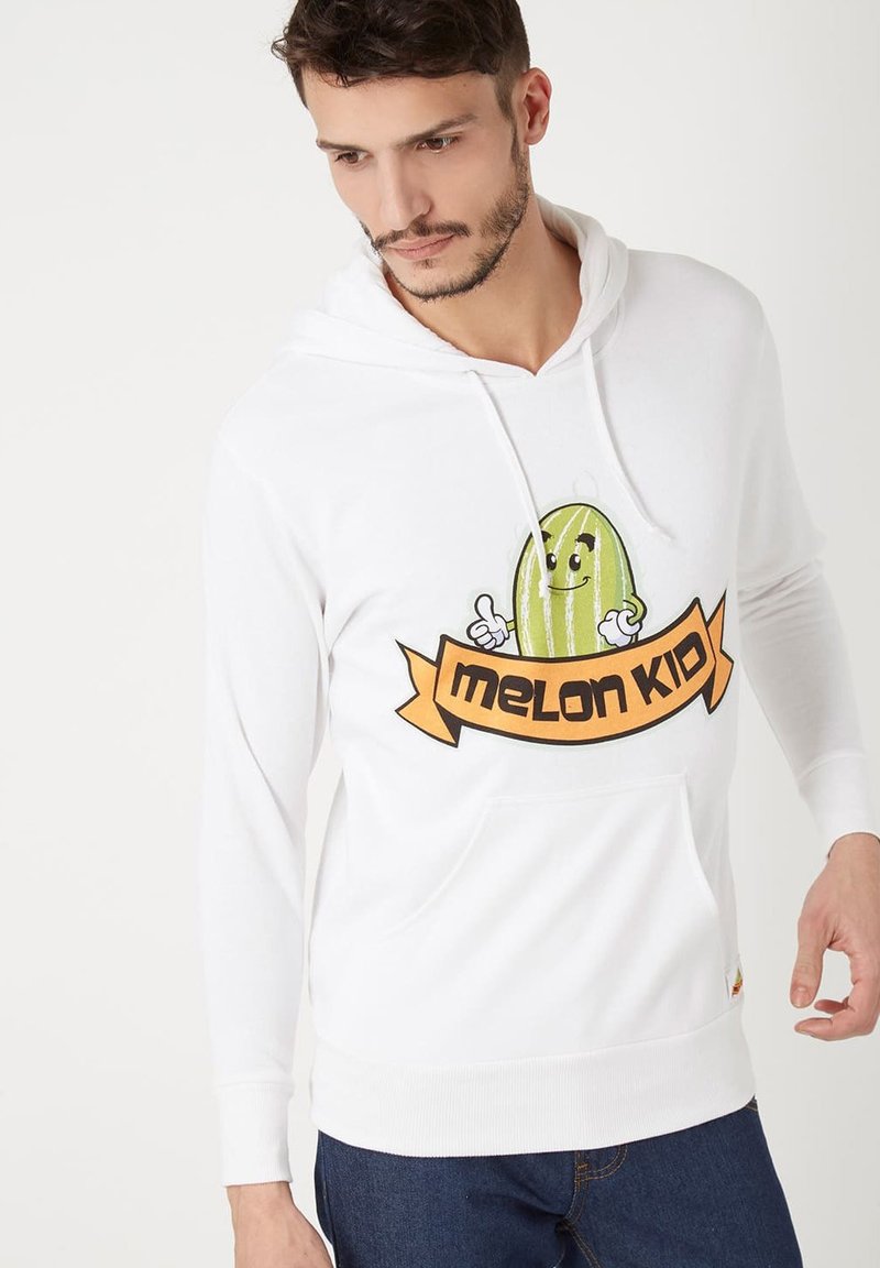Sudadera blanca con capucha, que presenta un gráfico de una sandía sonriente y el texto "melon KID" en una banda naranja. Puños y dobladillo acanalados.