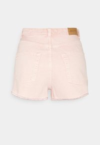 Vaaleanpunaiset farkkushortsit, joissa on risapäälliset, kaksi takataskua ja merkkilappu vyötäröllä. Klassinen viiden taskun design.