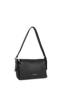 Schwarze Lederhandtasche mit strukturierter Oberfläche, rechteckiger Form und einem verstellbaren Riemen. Verfügt über eine goldfarbene Logoapplikation auf der Vorderseite.