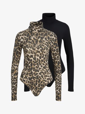To langermede bodyer med høy hals, en i svart og en med brunt og beige leopardmønster.
