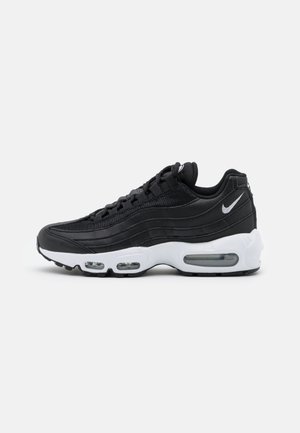 Czarnobiały sneaker Nike Air Max 95 z widocznymi poduszkami powietrznymi i cholewką z siateczki oraz skóry, widok z boku na białym tle.