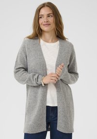 Grauer Cardigan aus weichem Strickmaterial, mit V-Ausschnitt, offener Vorderseite und langen Ärmeln. Auffällige Rippbündchen und entspannte Passform.