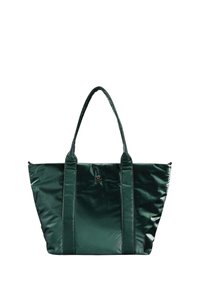 Bolsa de tote verde, brillante, con dos asas largas, forma rectangular y un pequeño logo de calavera en la parte frontal. Fabricada con material suave y duradero.