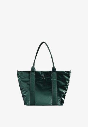 Bolsa de tote verde, brillante, con dos asas largas, forma rectangular y un pequeño logo de calavera en la parte frontal. Fabricada con material suave y duradero.