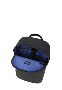 Schwarzer Rucksack mit abgerundetem oberen Teil, Reißverschluss und blauer Innenausstattung. Verfügt über eine vordere Reißverschlusstasche und einen Tragegriff oben.