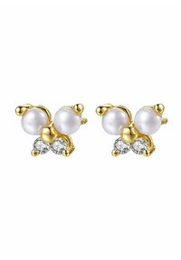 Boucles d'oreilles en or en forme de papillon, ornées de deux perles blanches et de deux pierres transparentes scintillantes, avec une finition lisse et polie et des formes arrondies.