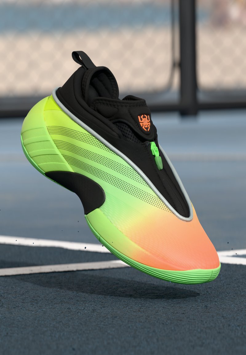 Livlig sneakers med neon grøn og orange gradient, sort overdel, lynlås lukning, og logo, svævende over tennisbanens overflade.