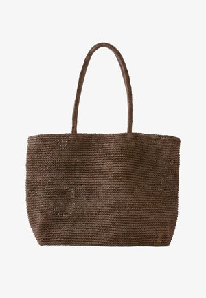Hnedá tkaná taška typu tote s dvoma tenkými rukoväťami a obdĺžnikovým, mierne zaobleným spodným tvarom na bielom jednofarebnom pozadí.