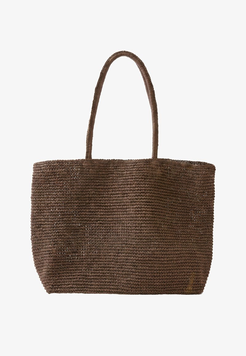 Sac fourre-tout tissé marron avec deux fines poignées et un fond rectangulaire légèrement arrondi sur fond blanc uni.