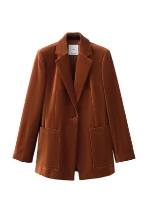 Blazer de terciopelo marrón con solapa de muesca, cierre de un solo botón y dos bolsillos frontales. Textura suave con un diseño entallado.