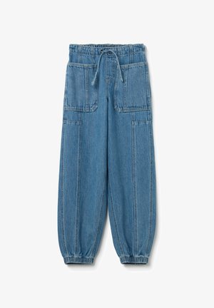 Pantalones jogger de mezclilla color azul claro con cinturilla elástica, cordón y dos grandes bolsillos frontales, con puños elásticos en los tobillos.