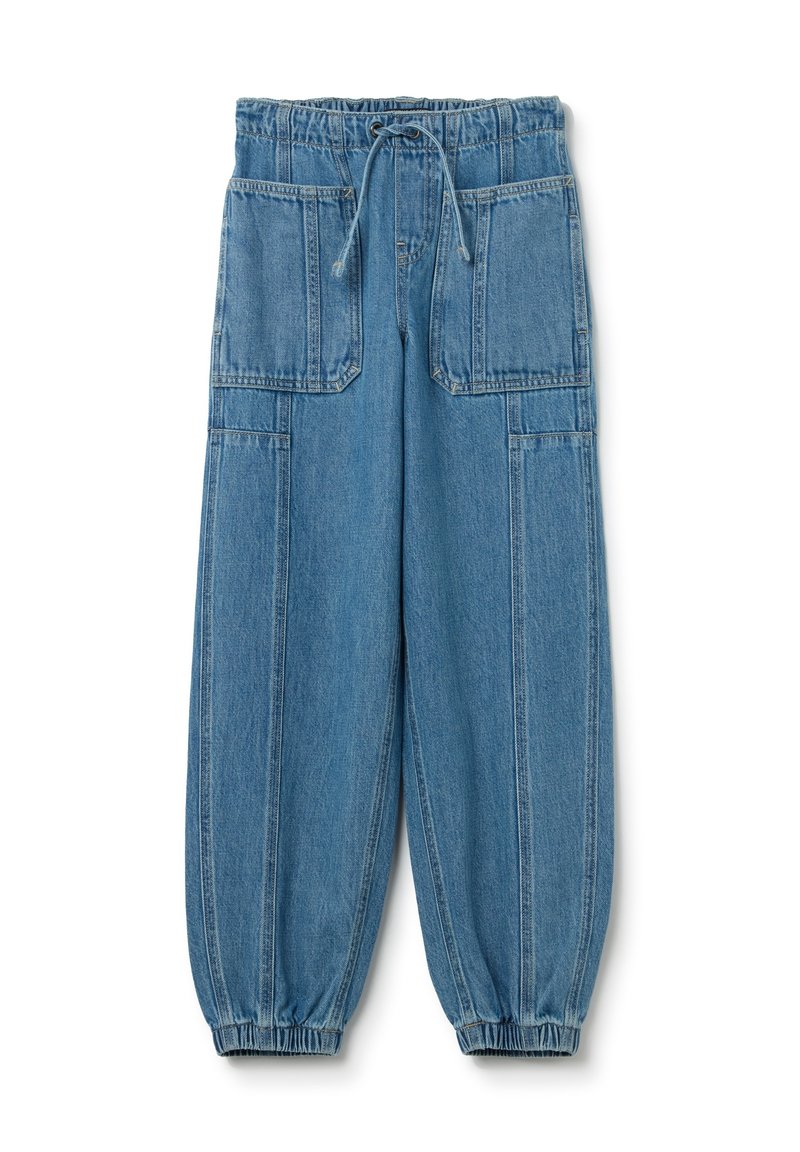 Lichtblauwe denim joggerbroeken met een elastische tailleband, trekkoord en twee grote voorzakken, voorzien van elastische boorden bij de enkels.