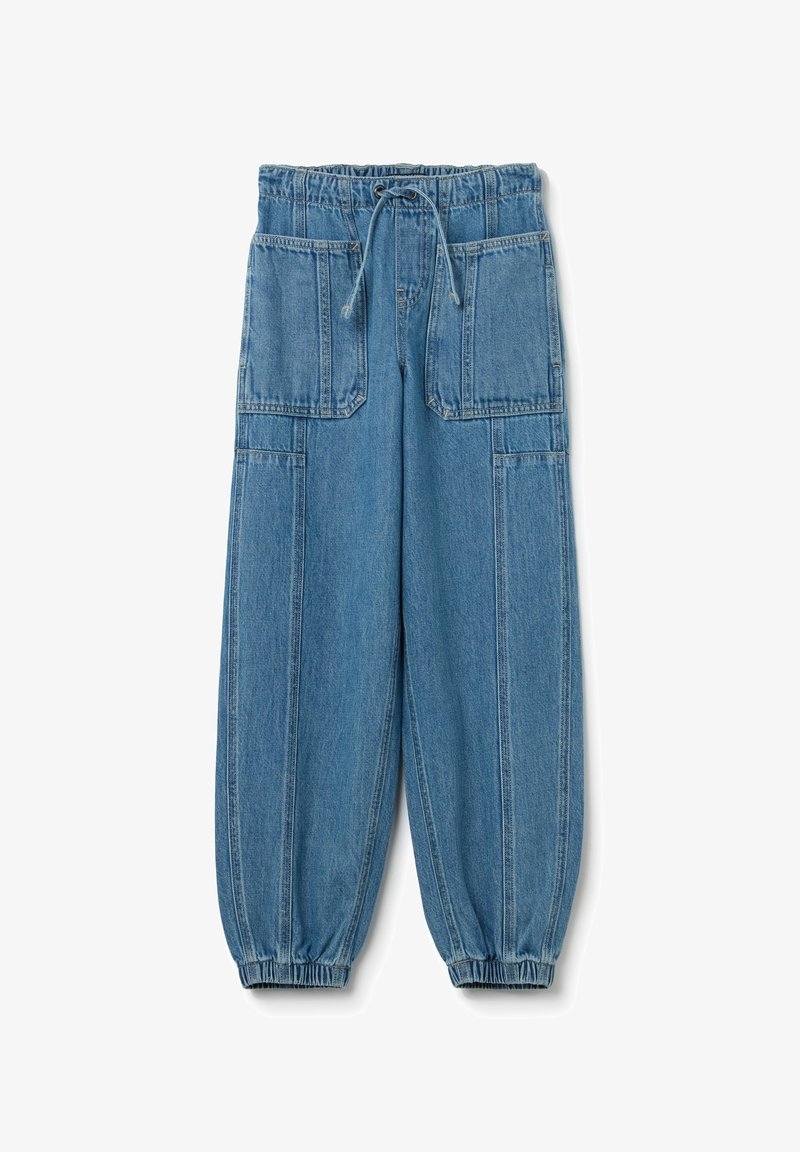 Lichtblauwe denim joggerbroeken met een elastische tailleband, trekkoord en twee grote voorzakken, voorzien van elastische boorden bij de enkels.