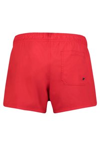 Rote Badeshorts mit einem elastischen Bund und einer einzelnen Gesäßtasche. Geschmeidige Textur ohne sichtbare Muster oder Hardware-Details.