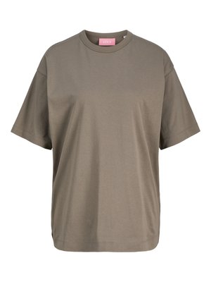 Camiseta de manga corta color verde oliva lisa, con cuello redondo, ajuste holgado y etiqueta de marca rosa visible en el interior del cuello.