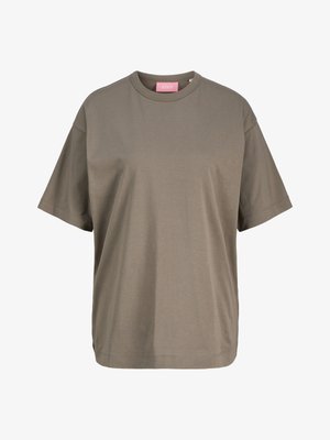 Camiseta de manga corta color verde oliva lisa, con cuello redondo, ajuste holgado y etiqueta de marca rosa visible en el interior del cuello.