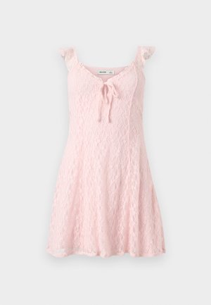 Ανοιχτό ροζ φόρεμα χωρίς μανίκια από δαντέλα με βολάν στους ιμάντες και κορδόνι στο V-λαιμόκοψη, με χαλαρή έκταση προς το τελείωμα.