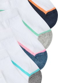 Calzini bianchi con dettagli a contrasto nei colori verde, rosa, arancione e blu navy. Presentano polsini a coste e una superficie in tessuto liscia.