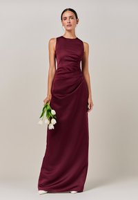 Maxi šaty z vínového saténu s přiléhavým živůtkem, bez rukávů, s nařaseným detailem v pase a hladkou, plynulou strukturou.