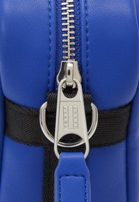Tommy Jeans ARCHIVE CAMERA BAG - Bandolera - bright blue