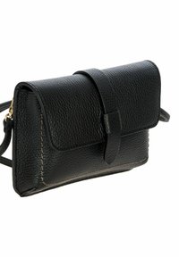 Borsa a tracolla in pelle nera con finitura texture, forma rettangolare, chiusura a pattina e tracolla removibile. Accenti di cuciture minime.