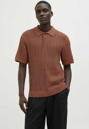 Polo en tricot marron avec un motif texturé, manches courtes, patte de boutonnage à trois boutons et bord côtes au niveau du col et de l'ourlet.