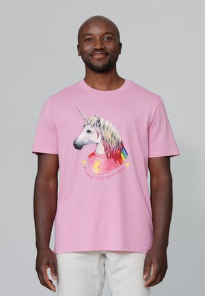 Rosa Baumwoll-T-Shirt mit einem Einhorn-Motiv, das eine Regenbogenmähne und ein Blitzsymbol zeigt, runder Halsausschnitt und kurze Ärmel.