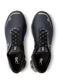 Baskets de sport bleu foncé avec une tige texturée, des lacets noirs et une semelle épaisse et rembourrée. Accentué de détails blancs et bleu clair.