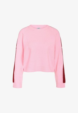 Rozā adīta džempera ar apaļu izgriezumu kaklam, īsu garumu un garām piedurknēm ar sarkaniem paneļu akcentiem pa rokām. Riboti aproces un apakšmala.