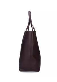 Bolso tote de cuero marrón oscuro visto de lado, con dos asas delgadas y una costura vertical cosida.