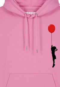 Roze hoodie met een voorzak, voorzien van een zwarte silhouet van een kind dat een rode ballon vasthoudt aan de rechterkant. Zachte stof en verstelbare kap.