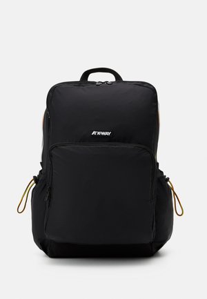 Sac à dos en nylon noir avec une poche zippée à l'avant, des sangles latérales ajustables et une poignée sur le dessus ; arbore un logo à l'avant.