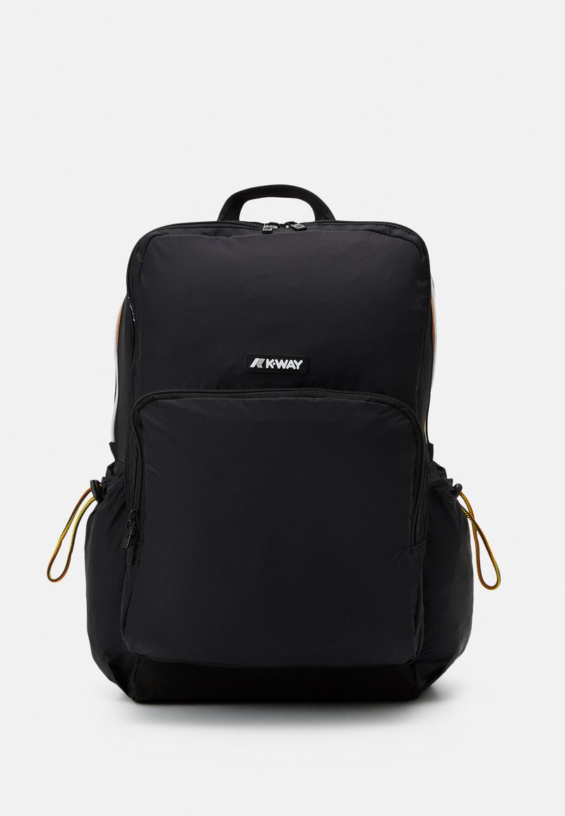 Sac à dos en nylon noir avec une poche zippée à l'avant, des sangles latérales ajustables et une poignée sur le dessus ; arbore un logo à l'avant.